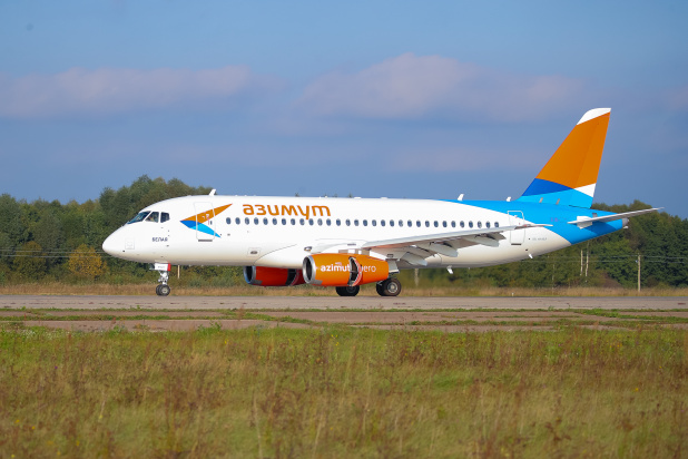 SSJ-100 в ливрее авиакомпаниии "Азимут"